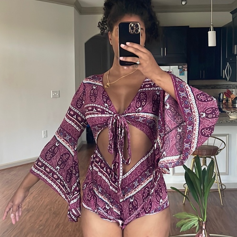 Open front romper with flowy sleeves. Size small.